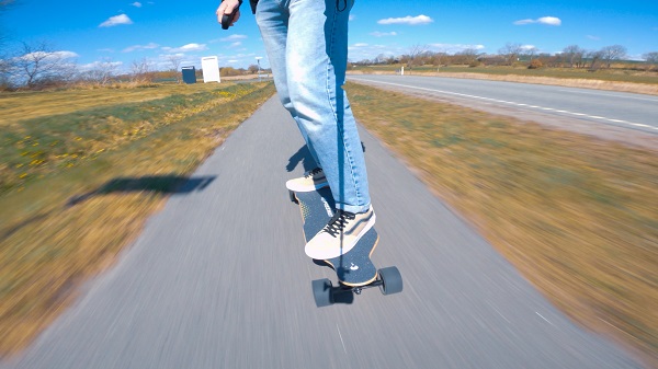 Can you ride an electric skateboard like a normal skateboard