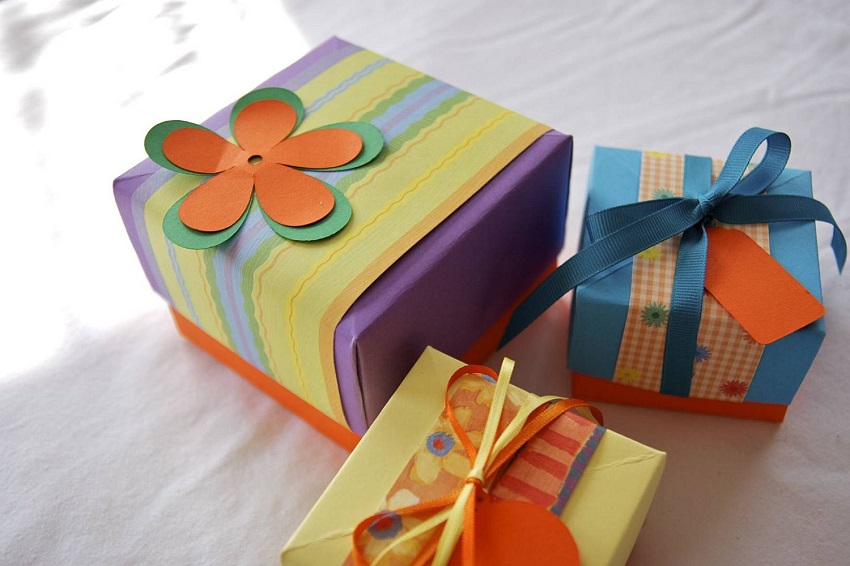 How to Decorate Gift Boxes at Home