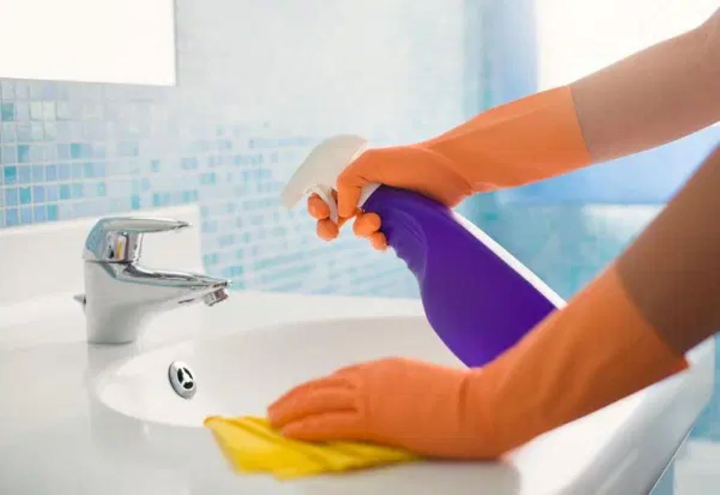 What is the best thing to clean a bathroom with?