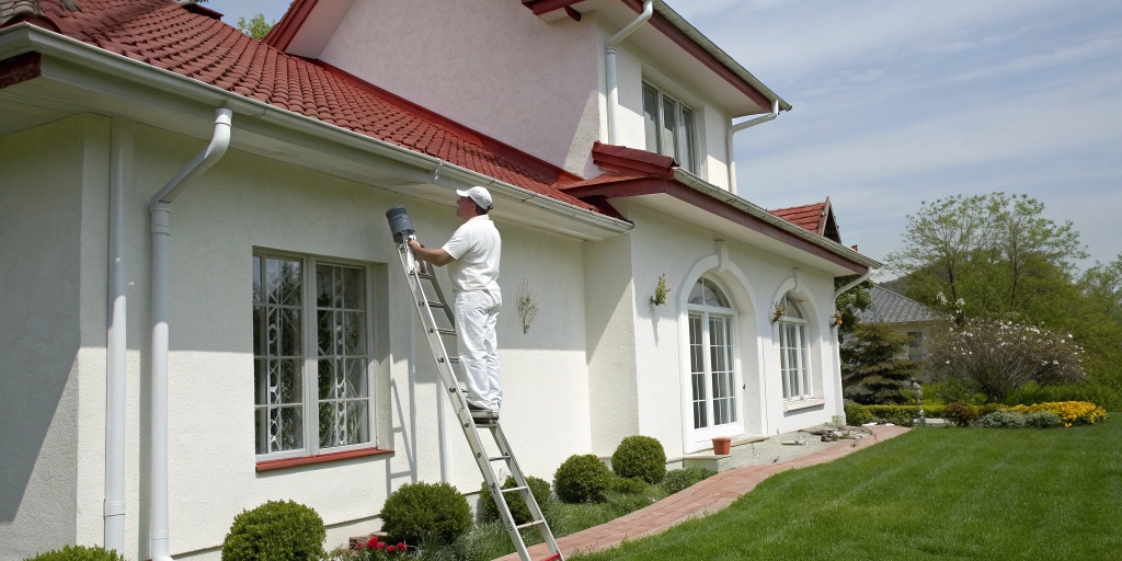 Expert exterior painting tips! Learn how to vet and hire the best professional services to transform your home's curb appeal
